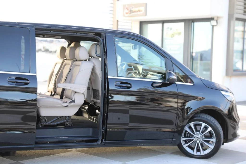 Mercedes Classe V intérieur cuir — Van VIP Cannes Limo Service